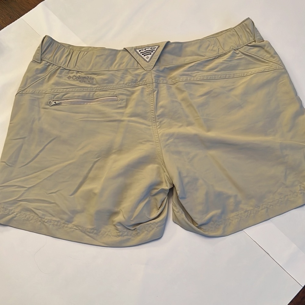 Columbia Ladies Kahki Color PFG Shorts Size L - Picture 4 of 8
